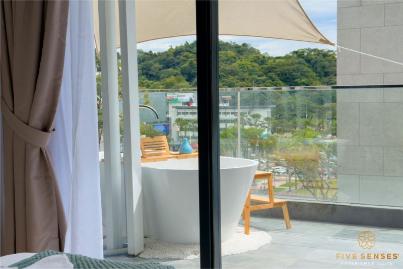 Signature One Bedroom Bathtub Suite - room photo 7